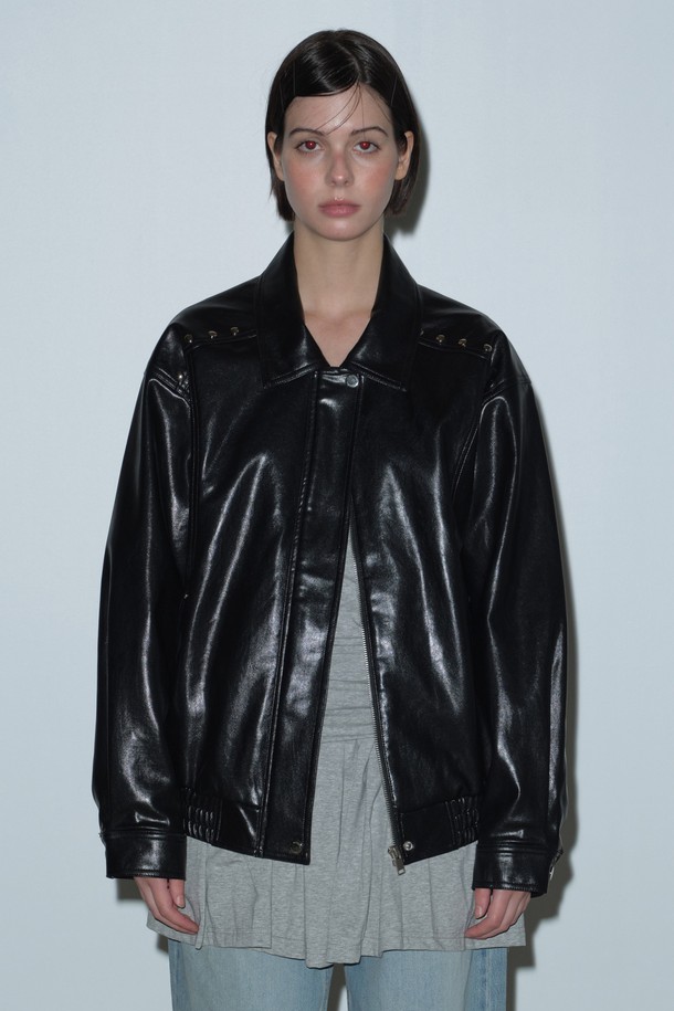 [25FW] 리벳 페이크 레더 재킷 (블랙)은 가을, 겨울 시즌을 위한 여성용 아우터입니다. 모던하고 스트릿한 스타일을 연출할 수 있으며, 크롭 기장의 레귤러핏 디자인으로 제작되었습니다. 지퍼형 여밈 방식과 뻣뻣한 촉감의 두꺼운 인조 가죽 소재, 긴 소매와 라이더 코트 타입으로 시크한 매력을 더합니다. 특히 리벳 디테일이 돋보이는 이 가죽 재킷은 모임룩과 데이트룩에 세련된 포인트가 되어줄 것입니다.
