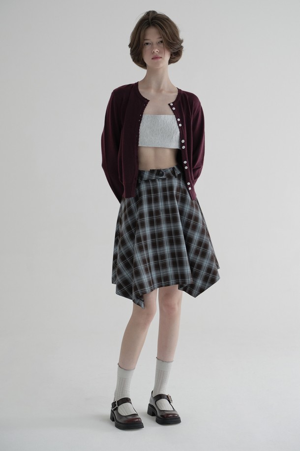 [25FW] 로고 스캘럽 가디건 (퍼플)은 여성 고객을 위한 가을/겨울 상의입니다. 부드러운 촉감의 폴리에스테르, 울, 아크릴 혼방 소재로 제작되었으며, 레귤러 핏과 라운드넥 디자인이 특징입니다. 스캘럽 니트 디테일과 가슴 로고 자수가 클래식하고 베이직한 스타일을 더합니다. 데이트룩, 카페룩, 겨울 데일리룩에 어울리는 아이템으로, 미니멀하고 캐주얼한 스타일을 연출할 수 있습니다. 긴 소매와 중간 두께감으로 간절기부터 겨울까지 따뜻하게 착용 가능하며, 신축성이 있어 편안한 착용감을 제공합니다.
