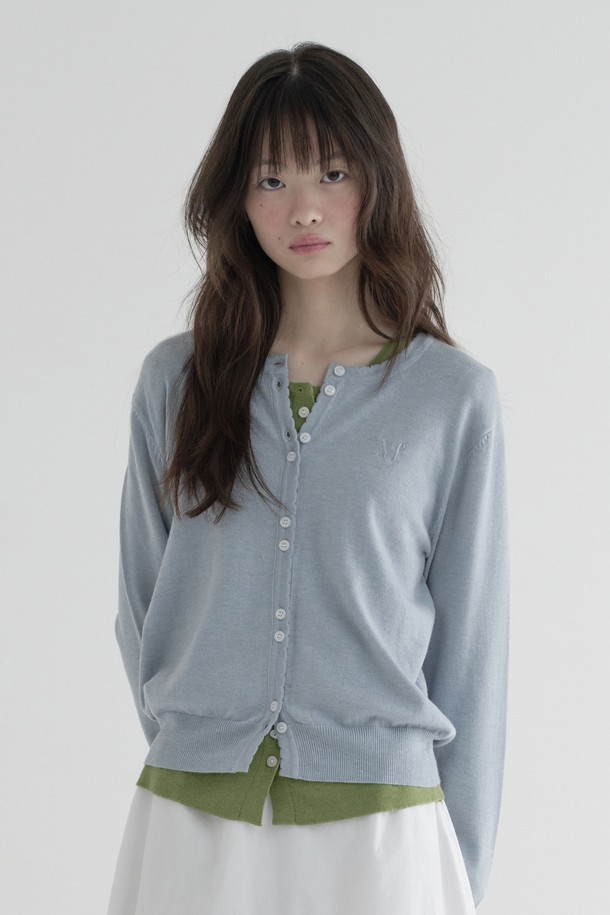 [25FW] 로고 스캘럽 가디건 (라이트 블루)은 여성 고객을 위한 베이직 스타일의 니트/스웨터입니다. 가을과 겨울에 어울리는 얇은 두께의 긴소매 크롭 기장으로, 부드러운 촉감이 특징입니다. 라운드넥 디자인에 로고와 스캘럽 무늬가 더해져 클래식, 미니멀, 걸리시한 스타일을 연출합니다. 데이트룩, 모임룩에 착용하기 좋으며, 스캘럽 디테일과 버튼 여밈으로 포인트를 더했습니다.
