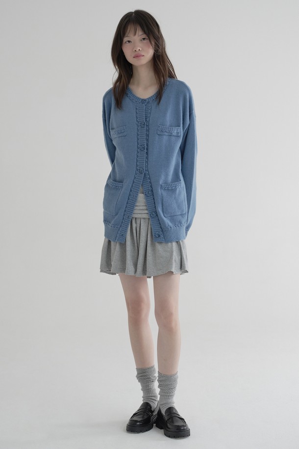 [25FW] 포켓 루즈 가디건 (블루)은 가을과 겨울, 일상에서 활용하기 좋은 여성용 니트/스웨터입니다. 부드러운 촉감의 나일론, 폴리에스터, PBT, 울 혼방 소재로 제작되었으며, 루즈핏과 라운드넥 디자인으로 편안한 착용감을 선사합니다. 골지 패턴에 넥라인, 밑단, 포켓 입구 니트 디테일이 더해져 포인트를 줍니다. 로고 각인 버튼과 포켓 디테일이 돋보이며, 넉넉한 기장감과 긴 소매로 겨울 데일리룩, 카페룩, 모임룩 등 다양한 TPO에 맞춰 캐주얼, 클래식, 미니멀 스타일을 연출할 수 있습니다. 신축성이 있어 활동성을 높였습니다.
