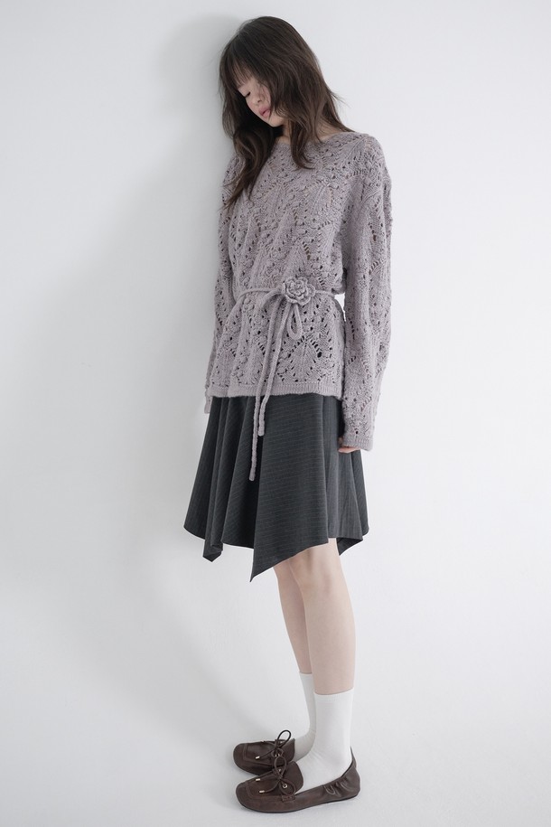 [25FW] 코사지 포인텔 풀오버 (퍼플)는 여성스러운 분위기를 연출하는 니트/스웨터입니다. 부드러운 아크릴과 울 혼방 소재로 제작되어 포근한 착용감을 선사하며, 보트넥 라인과 긴소매 디자인이 특징입니다. 은은한 퍼플 컬러에 코사지 디테일과 포인텔 패턴이 더해져 우아하고 클래식한 무드를 자아냅니다. 루즈핏으로 편안하게 착용 가능하며, 가을과 겨울철 데이트룩, 카페룩, 데일리룩 등 다양한 스타일에 활용하기 좋습니다. 코사지 세트가 함께 구성되어 레이어드 스타일링을 통해 더욱 풍성한 룩을 연출할 수 있습니다.
