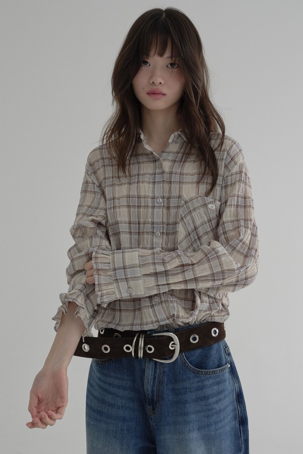 [25FW] 프릴 체크 셔츠 (베이지)는 여성스러운 무드의 가을, 겨울용 셔츠입니다. 부드러운 면 소재의 중간 두께감으로, 루즈핏과 오버핏으로 편안하게 착용 가능합니다. 베이지 컬러 바탕에 체크 패턴이 더해져 캐주얼하면서도 페미닌한 분위기를 연출하며, 맥스 칼라와 긴 소매, 가슴 포켓, 프릴 디테일이 특징입니다. 약간의 비침이 있으며, 신축성은 없습니다. 데이트룩, 카페룩, 가을 나들이룩 등 다양한 TPO에 맞춰 캐주얼, 클래식, 미니멀 스타일을 연출해보세요.
