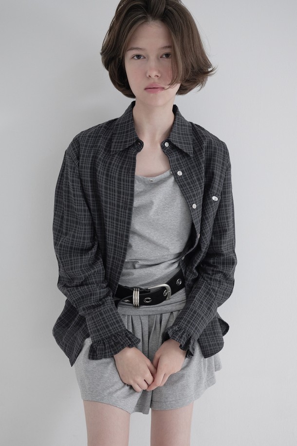 **[25FW] 프릴 체크 셔츠 (블랙)**

여성스러운 무드를 연출하는 [25FW] 프릴 체크 셔츠입니다. 블랙 컬러의 체크 패턴이 클래식하고 미니멀한 스타일을 완성하며, 봄, 가을 시즌에 적합합니다. 루즈핏과 오버핏으로 편안한 착용감을 선사하며, 부드러운 면과 폴리에스테르 혼방 소재로 제작되었습니다. 프릴 카라와 긴 소매, 반투명 소재가 특징이며, 가슴 포켓과 로고 펜던트 디테일이 돋보입니다. 데이트룩, 카페룩, 모임룩 등 다양한 TPO에 활용하기 좋습니다.
