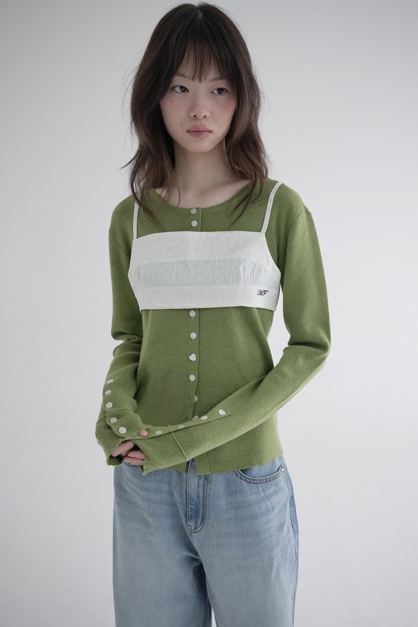 [25FW] 로즈 자카드 브라 탑 (아이보리)은 페미닌한 무드를 연출하는 여성 브라탑입니다. 봄, 여름 시즌에 어울리는 크롭 기장의 민소매 디자인으로, 부드러운 촉감의 폴리에스테르 소재를 사용하여 편안하게 착용할 수 있습니다. 로즈 자카드 패턴과 스퀘어넥 라인이 여성스러움을 더하며, 조절 가능한 스트랩과 로고 자수, 장미 모양 버튼 디테일로 포인트를 주었습니다. 데이트룩, 카페룩, 여행룩 등 다양한 TPO에 활용할 수 있으며, 로맨틱, 미니멀, 클래식 스타일을 즐겨 입는 분들께 추천합니다. 약간의 비침이 있을 수 있습니다.
