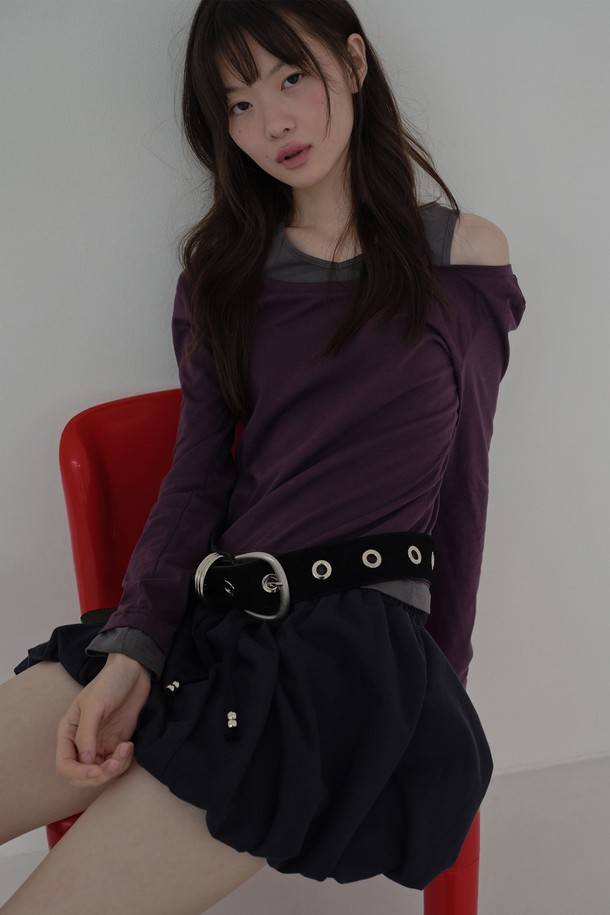 25FW 레이어드 컷아웃 티셔츠 (퍼플)는 여성의 우아함과 세련된 감각을 돋보이게 해주는 상의입니다. 봄, 가을에 어울리는 이 티셔츠는 모던한 스타일을 추구하는 분들께 추천하며, 슬림핏 디자인으로 여성스러운 실루엣을 강조합니다. 면 소재로 제작되어 부드러운 촉감을 선사하며, 숄더 라인 컷아웃 디테일과 소매, 네크라인 배색, 레이어드 디자인이 특징입니다. 데이트룩, 카페룩에 어울리는 미니멀, 클래식, 캐주얼 스타일 연출에 용이하며, 톤온톤 코디로 세련된 스타일을 완성할 수 있습니다. 긴 소매와 라운드넥 디자인으로 간결하면서도 매력적인 분위기를 자아냅니다.
