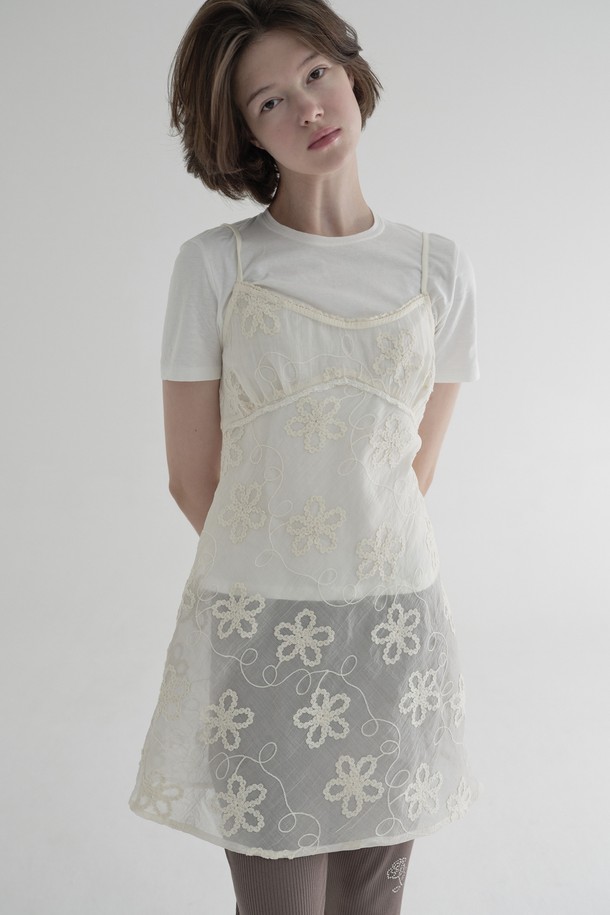 [25FW] 플로럴 레이어드 원피스 (크림)는 페미닌하고 로맨틱한 무드의 여성 레이어드 원피스입니다. 부드러운 폴리에스터와 면 혼방 소재로 제작되어 얇고 시원한 착용감을 선사하며, 플라워 패턴과 레이스 트리밍 디테일이 여성스러운 분위기를 더합니다. 스퀘어넥 디자인과 조절 가능한 어깨끈, 리본과 버튼 백클로저가 특징이며, 시스루 소재로 은은한 매력을 연출합니다. 데이트룩, 카페룩, 모임룩 등 다양한 TPO에 로맨틱, 클래식, 걸리시 스타일로 연출하기 좋습니다. 민소매 디자인으로 가을, 겨울 시즌에 레이어링하여 스타일리시하게 활용할 수 있습니다.
