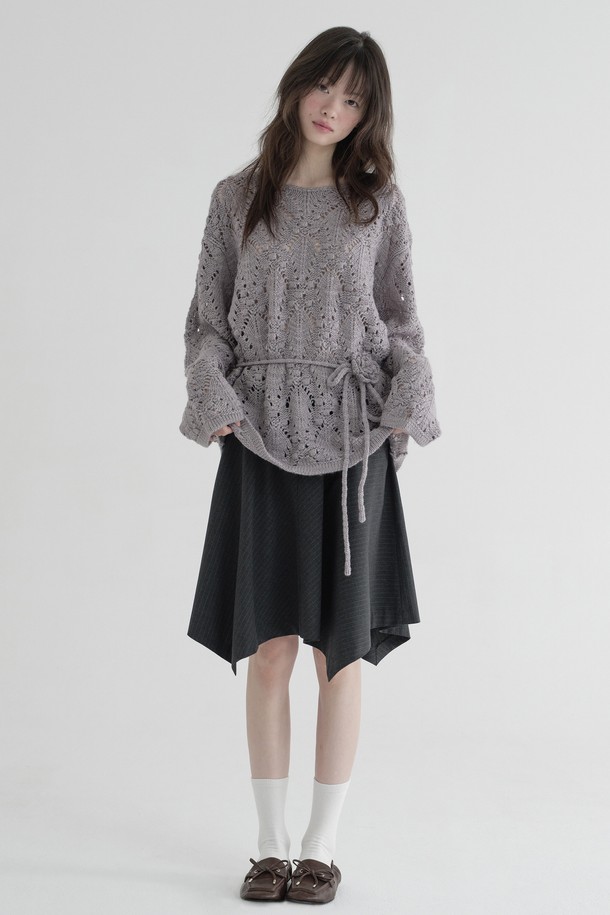 [25FW] 언밸런스 핀스트라이프 스커트 (차콜)는 텐셀, 레이온, 스판 혼방의 부드러운 소재로 제작되어 가을, 겨울 시즌에 적합한 여성용 스커트입니다. 모던한 스타일과 레귤러핏으로, 오피스룩, 겨울 데일리룩, 모임룩 등 다양한 TPO에 활용할 수 있습니다. 언밸런스 햄라인과 바이어스 컷 디자인이 특징이며, 핀스트라이프 패턴이 세련된 느낌을 더합니다. 지퍼 클로징과 포켓 디테일로 실용성을 높인 미니멀하고 시크한 스타일의 스커트입니다.
