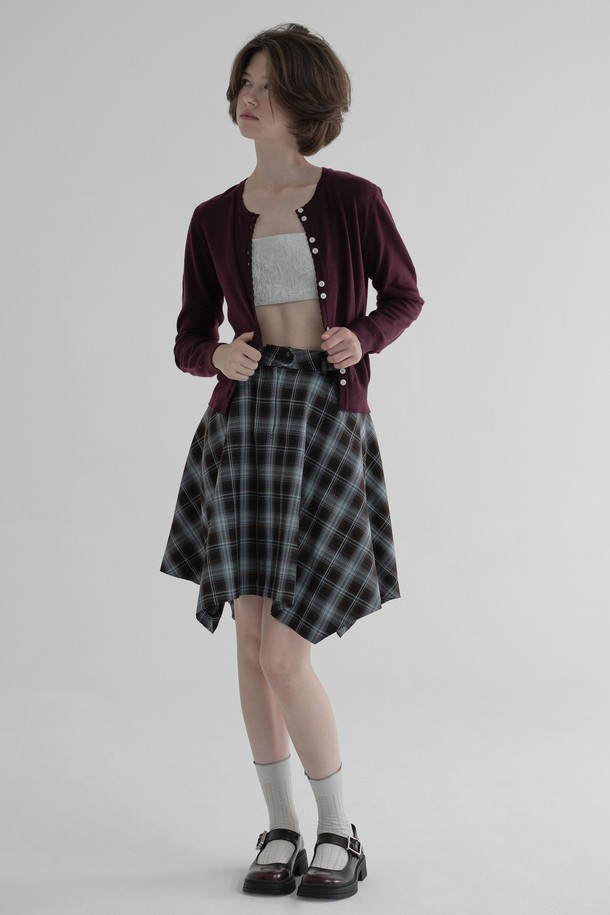 "[25FW] 언밸런스 체크 스커트 (퍼플)"는 가을, 겨울 시즌에 어울리는 여성용 스커트입니다. 루즈핏으로 편안하게 착용 가능하며, 폴리에스테르, 레이온, 스판덱스 혼방 소재로 제작되어 부드러운 촉감을 선사합니다. 언밸런스 밑단과 지퍼 여밈, 포켓 디테일, 루즈핏 홀 디테일이 돋보이는 디자인입니다. 체크 패턴과 퍼플 컬러가 캐주얼하면서도 세련된 분위기를 연출하여 데이트룩, 가을 나들이룩, 겨울 데일리룩 등 다양한 TPO에 활용하기 좋습니다. 캐주얼, 클래식, 미니멀 스타일을 즐기는 분들께 추천합니다.
