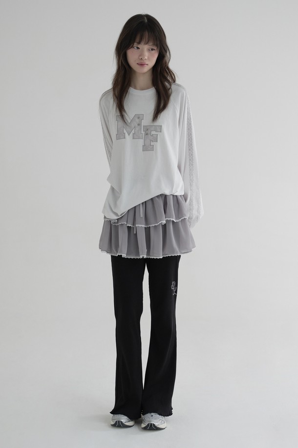 [25FW] 레이스 시폰 캉캉 스커트 (그레이)는 여성스러운 매력을 강조하는 스커트입니다. 가을과 겨울에 어울리는 우아하고 엘레강스한 스타일로, 레이스 패턴과 A라인 핏이 특징입니다. 얇은 두께의 부드러운 시폰 소재와 캉캉 디자인이 돋보이며, 시스루 디테일이 은은한 분위기를 연출합니다. 밴딩 처리로 편안하게 착용 가능하며, 데이트룩, 모임룩, 겨울 데일리룩 등 다양한 TPO에 활용할 수 있습니다. 클래식, 로맨틱, 미니멀 스타일을 즐기는 분들께 추천합니다.
