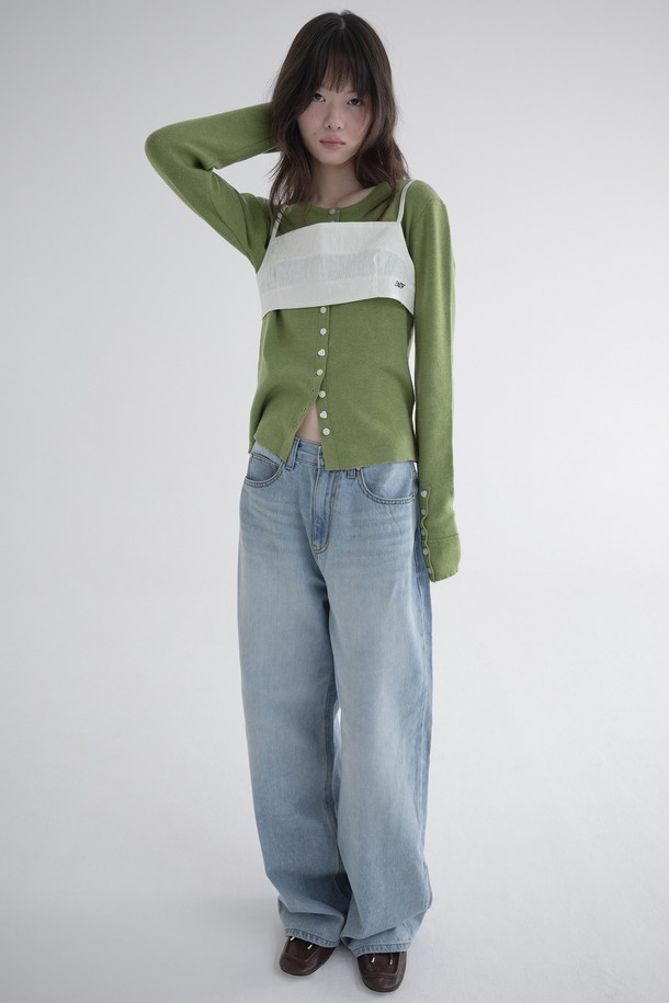 [25FW] 리벳 와이드 데님 팬츠 (라이트 블루)는 캐주얼, 미니멀, 클래식 스타일을 선호하는 여성들을 위한 데님 팬츠입니다. 라이트 블루 컬러에 뻣뻣한 질감의 면 소재로 제작되었으며, 봄, 가을에 착용하기 좋습니다. 루즈핏 와이드 실루엣과 긴 기장으로 편안함과 스타일을 동시에 잡았습니다. 리벳 디테일, YKK 지퍼, 캔톤 버튼, 가죽 로고 패치가 특징이며, 동네 마실룩, 쇼핑룩, 카페룩 등 다양한 TPO에 활용할 수 있습니다.
