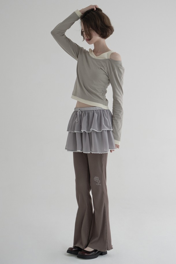 [25FW] 로즈 부츠컷 팬츠 (브라운)는 가을, 겨울 시즌에 어울리는 여성용 바지입니다. 베이직한 스타일로 데이트룩, 겨울 데일리룩 연출에 적합하며, 클래식, 미니멀, 캐주얼 스타일을 모두 소화합니다. 중간 두께감의 부드러운 폴리에스테르, 면 혼방 소재로 제작되었으며, 신축성이 있어 편안한 착용감을 제공합니다. 골지 패턴과 시그니처 로즈 디테일이 돋보이며, 레귤러핏 부츠컷 디자인으로 다리 라인을 더욱 돋보이게 합니다. 허리 밴딩으로 편안함을 더했습니다.
