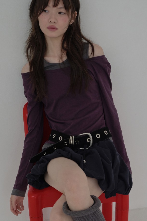 **[25FW] 와이드 아이렛 벨트 (블랙)**는 소가죽과 폴리우레탄 소재를 사용하여, 가을과 겨울에 착용하기 좋은 벨트입니다. 부드러운 촉감의 스웨이드 가죽에 아일렛, 로고 엠보싱, D링 디자인 장식으로 포인트를 더했습니다. 버클 여밈 방식이며, 일상, 출근룩, 오피스룩 등 다양한 TPO에 레이어드하여 클래식, 미니멀, 시크 스타일을 연출할 수 있습니다. 자연스러운 가죽 특성으로 인한 흔적, 주름, 색상 차이가 있을 수 있으며, 세탁은 불가합니다.
