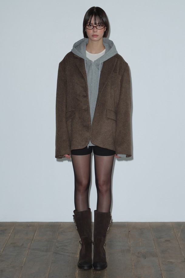 25 WINTER 클래식 싱글 울 재킷 (브라운)은 여성 고객을 위한 겨울 시즌 필수 아이템입니다. 클래식하고 베이직한 스타일로, 오피스룩, 출근룩, 모임룩 등 다양한 TPO에 활용하기 좋습니다. 레귤러 핏에 두꺼운 울 소재를 사용하여 보온성을 높였으며, 긴 소매와 싱글 버튼 여밈으로 깔끔한 디자인을 완성했습니다. 무지 패턴의 브라운 컬러는 미니멀한 스타일을 선호하는 분들께 안성맞춤입니다.
