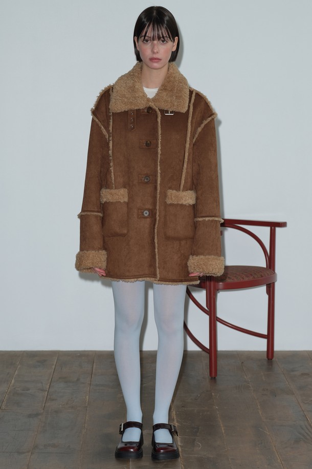 [25WINTER] 버클 스웨이드 무스탕 (브라운)은 부드러운 스웨이드 소재와 두꺼운 두께감으로 겨울철 따뜻함을 선사하는 여성용 자켓입니다. 브라운 컬러의 무지 디자인에 레귤러핏으로 제작되어 캐주얼, 클래식, 미니멀 스타일 모두 소화 가능합니다. 크롭 기장과 긴 소매, 버클 여밈 디테일이 특징이며, 넥 라인에는 퍼 트리밍을 더해 포근한 느낌을 강조했습니다. 일상에서 편안하게 착용하며 스타일리시함을 더할 수 있는 아이템입니다.
