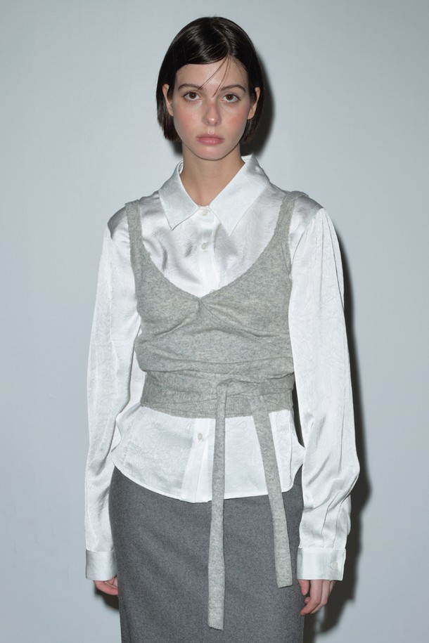 **[25WINTER] KNIT TIE BUSTIER (멜란지)**는 부드러운 니트 소재로 제작된 여성용 니트 버스티에입니다. 멜란지 그레이 컬러의 슬림핏 디자인으로, 페미닌하고 클래식한 스타일을 연출합니다. 스퀘어 넥과 민소매 디자인으로, 타이 디테일을 더해 포인트를 주었습니다. 데일리룩, 데이트룩, 모임룩, 소개팅룩 등 다양한 TPO에 활용 가능하며, 화이트 셔츠와 레이어드하여 클래식하고 미니멀한 무드를 완성할 수 있습니다. 겨울 시즌에 따뜻하고 세련된 스타일을 연출해보세요.
