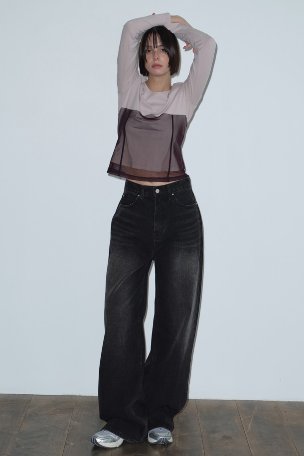 [25WINTER] 리벳 와이드 데님 팬츠 (블랙)는 겨울 시즌, 캐주얼, 미니멀, 클래식 스타일을 추구하는 여성 고객을 위한 데님 팬츠입니다. 두꺼운 두께감의 데님 소재로 제작되어 뻣뻣한 촉감을 선사하며, 와이드핏으로 편안한 착용감을 제공합니다. 무지 디자인에 리벳 디테일이 더해져 포인트를 주어 출근룩에도 활용하기 좋습니다. 블랙 컬러의 긴 기장 데님 팬츠로, 다양한 상의와 매치하여 스타일리시한 겨울 패션을 완성해보세요.
