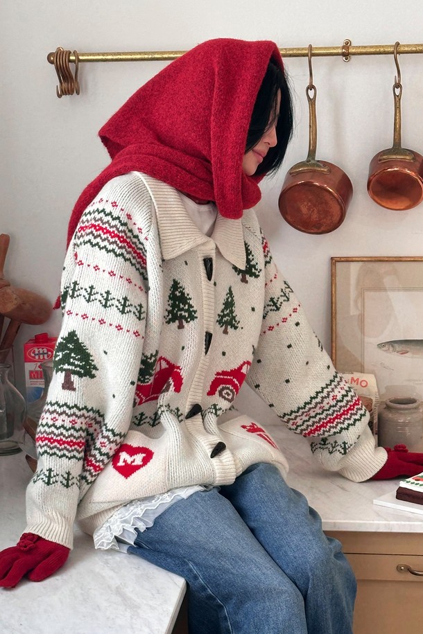 [25HOLIDAY] 로즈 자수 머플러 (레드)는 2025 홀리데이 컬렉션으로, 겨울철 따뜻함과 스타일을 동시에 선사하는 머플러입니다. 부드러운 아크릴 소재에 삼각 니트 짜임, 그라데이션 패턴, 로즈 자수 디자인이 더해져 클래식하고 우아한 분위기를 연출합니다. 특히 연말 모임룩에 포인트를 더해주는 아이템으로, 미니멀한 스타일을 선호하는 분들께 추천합니다. 두꺼운 두께감으로 뛰어난 보온성을 제공하며, 부드러운 촉감으로 편안하게 착용할 수 있습니다.
