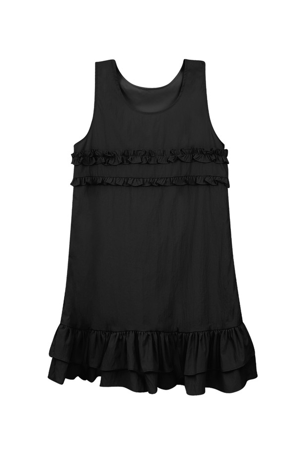 [25MID CAPSULE]의 MIXED FRILL MINI ONE PIECE (BLACK)은 페미닌한 무드를 연출하는 블랙 색상의 미니 원피스입니다. 부드러운 나일론, 스판덱스 혼방 소재로 제작되었으며, 릴랙스핏에 스퀘어넥 디자인, 프릴 디테일과 베이비돌 라인이 특징입니다. 봄, 여름 시즌에 데일리로 착용하기 좋고, 사이드 지퍼 디테일로 편안하게 착용 가능하며, 신축성이 있고 비침이 없는 중간 두께의 제품입니다.
