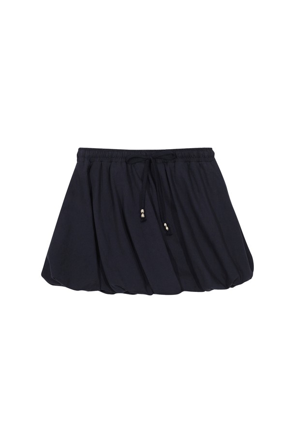 [25MID CAPSULE] OBLIQUE BALLOON SKIRT는 네이비 색상의 여성용 벌룬 미니스커트입니다. 면과 폴리에스테르 혼방 소재로 제작되었으며, 허리 밴딩과 실버볼 포인트 디테일이 돋보입니다. 봄, 여름 시즌에 캐주얼하게 착용하기 좋고, 부분 안감 처리되어 있으며 부드러운 촉감을 자랑합니다.
