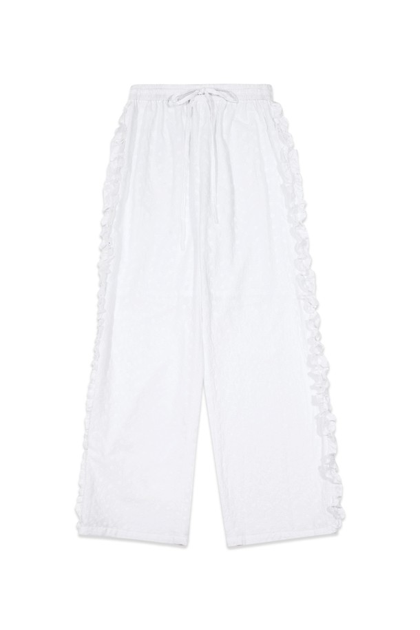 [25MID CAPSULE]의 아일렛 프릴 팬츠는 부드러운 면 소재의 화이트 색상 긴바지로, 봄, 여름 시즌에 어울리는 페미닌하고 캐주얼한 무드를 선사합니다. 사이드 프릴 디테일과 뒷 포켓, 라벨 포인트가 특징이며, 무릎 위 안감 처리로 착용감을 높였습니다. 밴딩 허리와 레귤러핏으로 편안함을 더했으며, 아일렛 패턴이 돋보이는 디자인입니다.
