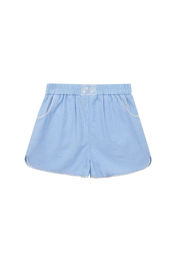 [25MID CAPSULE] STRIPED LACE SHORTS는 라이트 블루 색상의 여성용 레이스 쇼츠입니다. 면과 폴리에스테르 혼방 소재로 제작되었으며, 스트라이프 패턴과 포켓 입구 및 밑단의 레이스 디테일이 특징입니다. 전체 밴딩, 하프 라이닝, 부드러운 촉감, 신축성 있는 레귤러핏의 여름용 캐주얼 쇼츠로 일상에서 편안하게 착용 가능하며 레이스 라벨로 포인트를 더했습니다.
