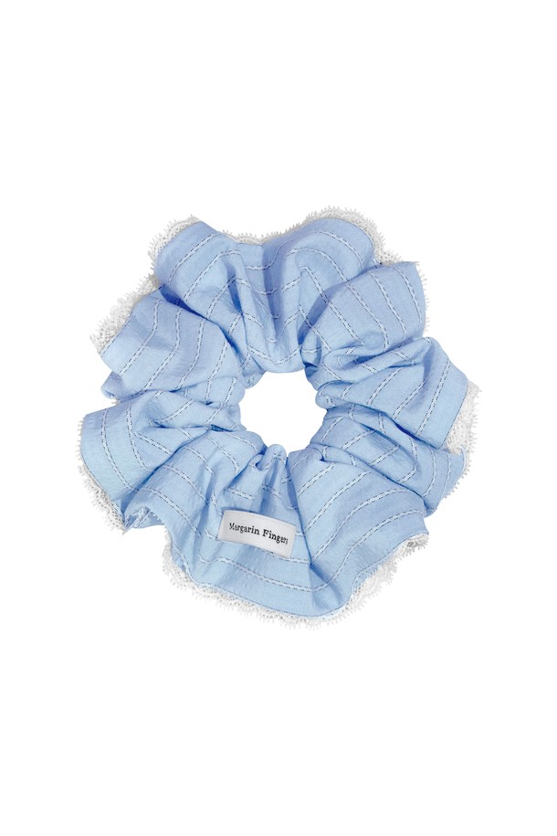 [25MID CAPSULE] 스트라이프 레이스 스크런치는 텍스처드 코튼 혼방 소재에 라이트 블루 컬러가 돋보이는 여성용 헤어 액세서리입니다. 스트라이프 패턴과 레이스 트리밍 디테일이 특징이며, 로고 라벨 장식이 포인트를 더합니다. 면과 폴리에스테르 혼방 소재로 제작되었으며, 13cm x 13cm 사이즈로 일상에서 편안하게 착용할 수 있습니다.
