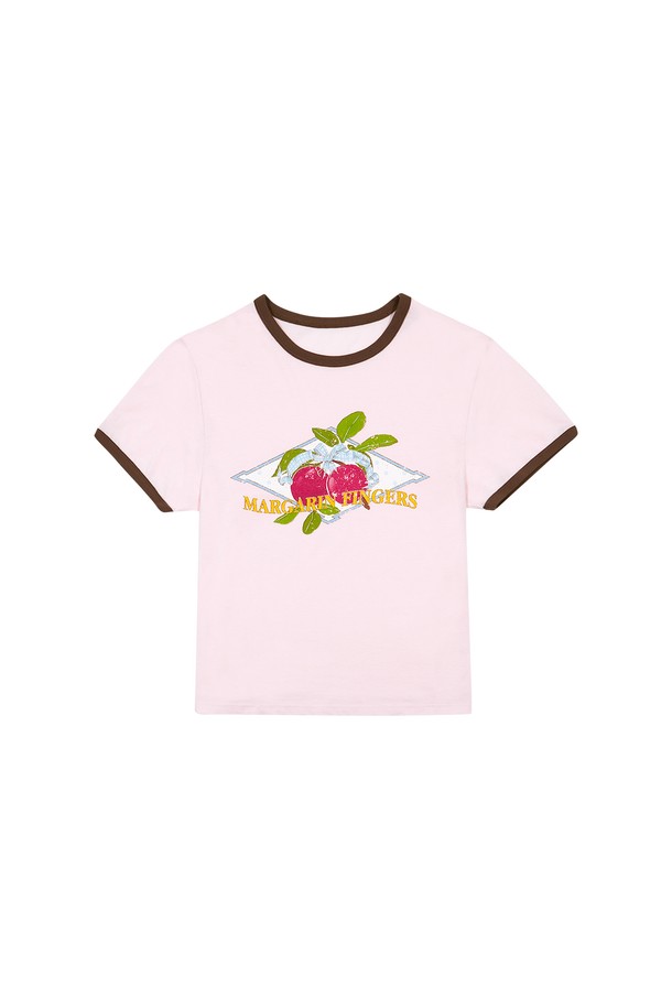 [25SUMMER] PLUM RINGER T-SHIRT (PINK)는 20수 면 원단으로 제작되어 부드러운 촉감을 선사하며, 캐주얼한 스타일의 여성용 반소매 티셔츠입니다. 핑크 컬러에 라운드넥 디자인으로, DTP 프린팅 기법의 프린트 무늬가 돋보이며, 레귤러 핏으로 일상에서 편안하게 착용하기 좋습니다. 신축성이 약간 있으며, 비침이 살짝 있는 것이 특징입니다.
