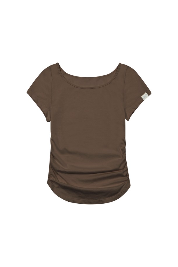 [25SUMMER] BOAT SHIRRING T-SHIRT (BROWN)는 부드러운 면 소재로 제작되어 편안한 착용감을 선사하는 여성 반소매 티셔츠입니다. 슬림핏에 허리 셔링 디테일이 더해져 페미닌한 실루엣을 연출하며, 보트넥 디자인과 레이어드 스타일로 포인트를 더했습니다. 은은하게 비치는 얇은 두께감과 신축성 있는 소재로 시원하고 활동적인 여름 스타일을 완성합니다.

