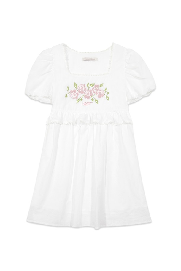 [25SUMMER] ROSE BABYDOLL ONE PIECE (WHITE)는 로맨틱하고 우아한 분위기를 자아내는 여성용 베이비돌 원피스입니다. 부드러운 면과 폴리에스테르 혼방 소재로 제작되어 편안한 착용감을 선사하며, 스위트하트넥과 풍선 소매, 스캘럽 레이스 디테일이 여성스러운 실루엣을 완성합니다. 릴랙스핏에 전체 안감 처리로 편안하게 착용할 수 있으며, 로즈 자수와 레이스 패턴이 화이트 컬러와 어우러져 사랑스러운 매력을 더합니다.
