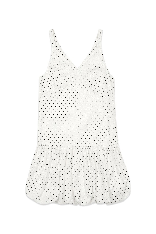[25SUMMER] DOT BALLOON ONE PIECE (WHITE)는 여름 시즌 여성들을 위한 미니 원피스입니다. 부드러운 폴리에스테르 소재의 얇은 두께, 라운드넥 디자인에 시원한 민소매 스타일로 제작되었으며, 페미닌하면서도 캐주얼한 무드를 연출합니다. 전체적으로 루즈핏 실루엣에 도트 패턴과 벌룬 소매, 레이스 및 다트 디테일로 포인트를 주어 사랑스러운 분위기를 더합니다.
