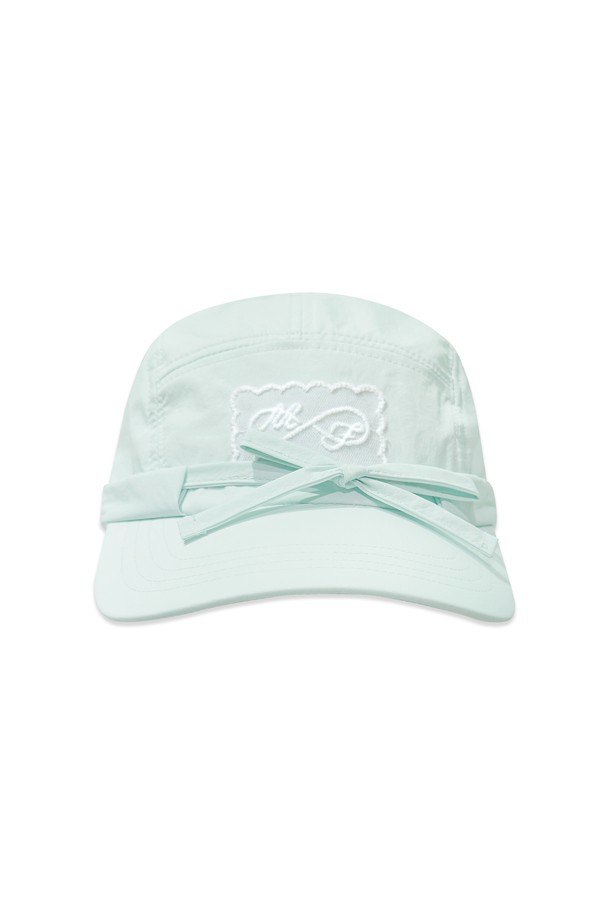 [25SUMMER] LACE LABEL CAMP CAP (MINT)는 시원한 나일론 소재의 여름용 캠프캡입니다. 민트 컬러에 레이스 라벨과 프론트 패널 스트랩 디테일이 돋보이며, 챙 넓이 7cm, 모자 깊이 15cm로 편안한 착용감을 선사합니다. 리본 스타일링도 가능하며, 둘레 49~64cm로 사이즈 조절이 가능해 누구나 멋스럽게 연출할 수 있습니다.
