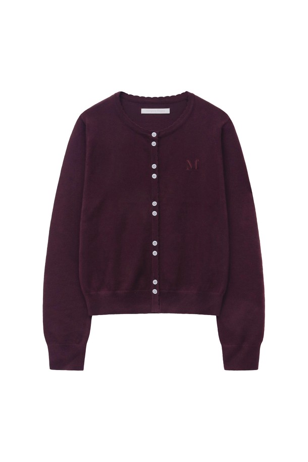 [25FW] 로고 스캘럽 가디건 (퍼플)은 여성 고객을 위한 가을/겨울 상의입니다. 부드러운 촉감의 폴리에스테르, 울, 아크릴 혼방 소재로 제작되었으며, 레귤러 핏과 라운드넥 디자인이 특징입니다. 스캘럽 니트 디테일과 가슴 로고 자수가 클래식하고 베이직한 스타일을 더합니다. 데이트룩, 카페룩, 겨울 데일리룩에 어울리는 아이템으로, 미니멀하고 캐주얼한 스타일을 연출할 수 있습니다. 긴 소매와 중간 두께감으로 간절기부터 겨울까지 따뜻하게 착용 가능하며, 신축성이 있어 편안한 착용감을 제공합니다.
