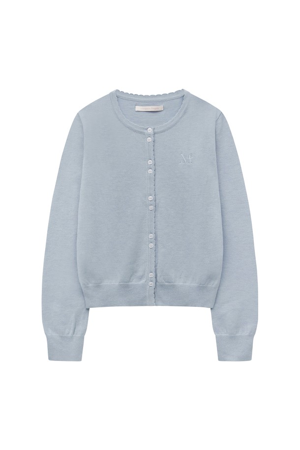 [25FW] 로고 스캘럽 가디건 (라이트 블루)은 여성 고객을 위한 베이직 스타일의 니트/스웨터입니다. 가을과 겨울에 어울리는 얇은 두께의 긴소매 크롭 기장으로, 부드러운 촉감이 특징입니다. 라운드넥 디자인에 로고와 스캘럽 무늬가 더해져 클래식, 미니멀, 걸리시한 스타일을 연출합니다. 데이트룩, 모임룩에 착용하기 좋으며, 스캘럽 디테일과 버튼 여밈으로 포인트를 더했습니다.
