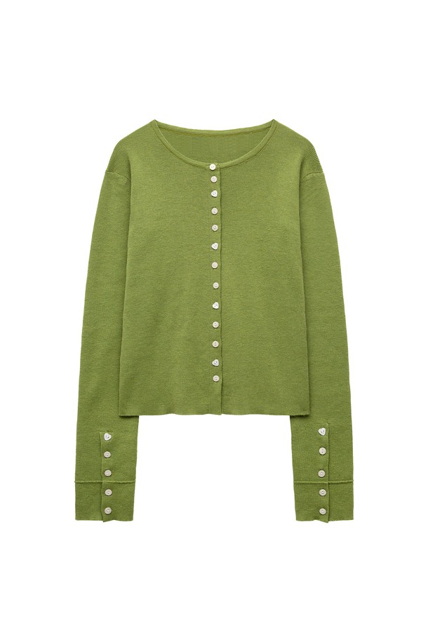 [25FW] 하트 버튼 슬림 가디건 (올리브)은 가을과 겨울, 데이트룩, 카페룩, 겨울 데일리룩에 모두 잘 어울리는 여성용 니트/스웨터입니다. 부드러운 촉감의 폴리에스테르, 나일론, 아크릴, 울 혼방 소재로 제작되었으며, 슬림핏 크롭 기장으로 세련된 스타일을 연출합니다. 베이직하고 캐주얼한 스타일을 기반으로, 하트 모양 버튼과 소매 버튼 장식이 포인트로 더해져 사랑스러운 분위기를 더합니다. 라운드넥, 긴소매 디자인에 신축성이 있어 편안하게 착용할 수 있으며, 비침 걱정 없이 활용 가능합니다. 
