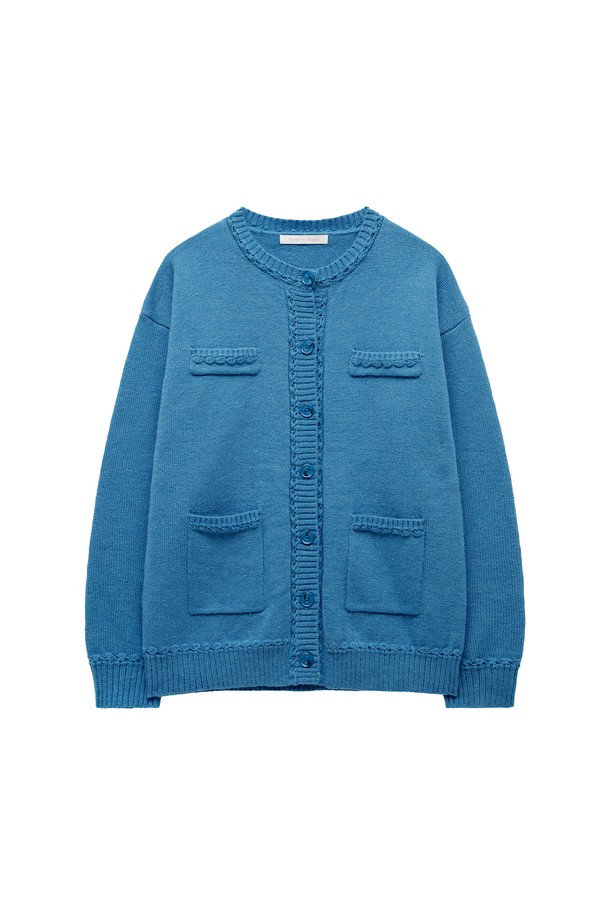 [25FW] 포켓 루즈 가디건 (블루)은 가을과 겨울, 일상에서 활용하기 좋은 여성용 니트/스웨터입니다. 부드러운 촉감의 나일론, 폴리에스터, PBT, 울 혼방 소재로 제작되었으며, 루즈핏과 라운드넥 디자인으로 편안한 착용감을 선사합니다. 골지 패턴에 넥라인, 밑단, 포켓 입구 니트 디테일이 더해져 포인트를 줍니다. 로고 각인 버튼과 포켓 디테일이 돋보이며, 넉넉한 기장감과 긴 소매로 겨울 데일리룩, 카페룩, 모임룩 등 다양한 TPO에 맞춰 캐주얼, 클래식, 미니멀 스타일을 연출할 수 있습니다. 신축성이 있어 활동성을 높였습니다.

