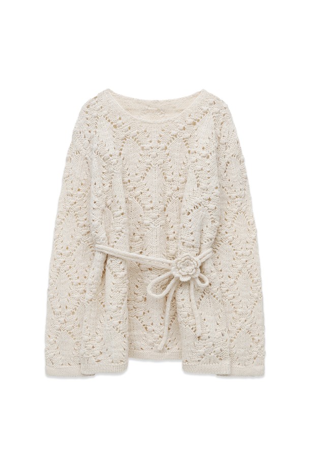 [25FW] 코사지 포인텔 풀오버 (아이보리)는 여성스러운 무드를 연출하는 니트/스웨터입니다. 우아하고 클래식한 스타일을 선호하는 분들께 적합하며, 가을과 겨울에 데이트룩, 카페룩, 겨울 데일리룩으로 활용하기 좋습니다. 부드러운 촉감의 아크릴과 울 혼방 소재로 제작되었으며, 루즈핏 보트넥 디자인에 중간 두께감으로 편안하게 착용할 수 있습니다. 코사지 세트가 내장되어 있으며, 약간의 신축성과 비침이 있어 레이어드 스타일링에도 용이합니다.
