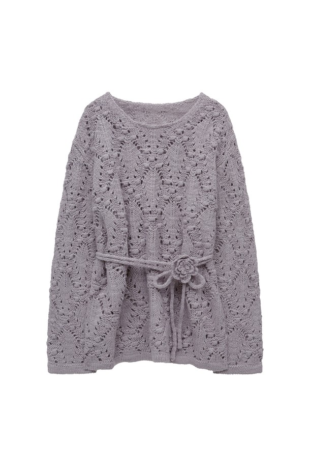 [25FW] 코사지 포인텔 풀오버 (퍼플)는 여성스러운 분위기를 연출하는 니트/스웨터입니다. 부드러운 아크릴과 울 혼방 소재로 제작되어 포근한 착용감을 선사하며, 보트넥 라인과 긴소매 디자인이 특징입니다. 은은한 퍼플 컬러에 코사지 디테일과 포인텔 패턴이 더해져 우아하고 클래식한 무드를 자아냅니다. 루즈핏으로 편안하게 착용 가능하며, 가을과 겨울철 데이트룩, 카페룩, 데일리룩 등 다양한 스타일에 활용하기 좋습니다. 코사지 세트가 함께 구성되어 레이어드 스타일링을 통해 더욱 풍성한 룩을 연출할 수 있습니다.
