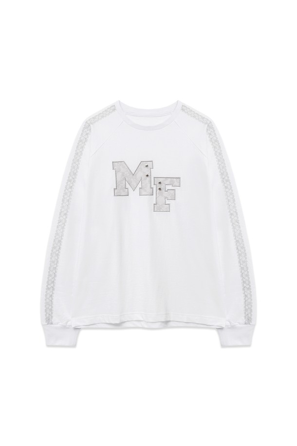 [25FW] 로고 패치워크 티셔츠 (화이트)는 여성스러운 매력을 더하는 캐주얼 티셔츠입니다. 부드러운 20수 면 소재로 제작되어 봄, 가을에 편안하게 착용하기 좋습니다. 라운드넥에 루즈핏으로 디자인되어 편안한 착용감을 선사하며, 로고 레이스 패치워크와 소매 레이스 라인 트림, 별 포인트 장식이 특징입니다. 데이트룩 또는 쇼핑룩에 미니멀하면서도 로맨틱한 스타일을 연출해보세요.
