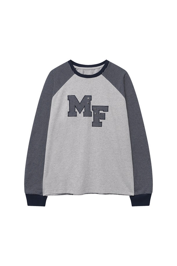 [25FW] 로고 패치워크 티셔츠 (그레이)는 캐주얼하고 베이직한 스타일의 공용 긴소매 티셔츠입니다. 가을, 겨울 시즌에 적합하며, 넉넉한 루즈핏으로 편안한 착용감을 선사합니다. 라운드넥 디자인에 중간 두께감으로 제작되었으며, 부드러운 촉감이 특징입니다. 그레이 컬러 바탕에 로고, 패치워크, 스트라이프 패턴이 조화롭게 어우러져 포인트를 더합니다. 소매 라인에 스트라이프 배색 디테일이 있으며, 비침 없이 별도의 안감 없이도 편안하게 착용 가능합니다.
