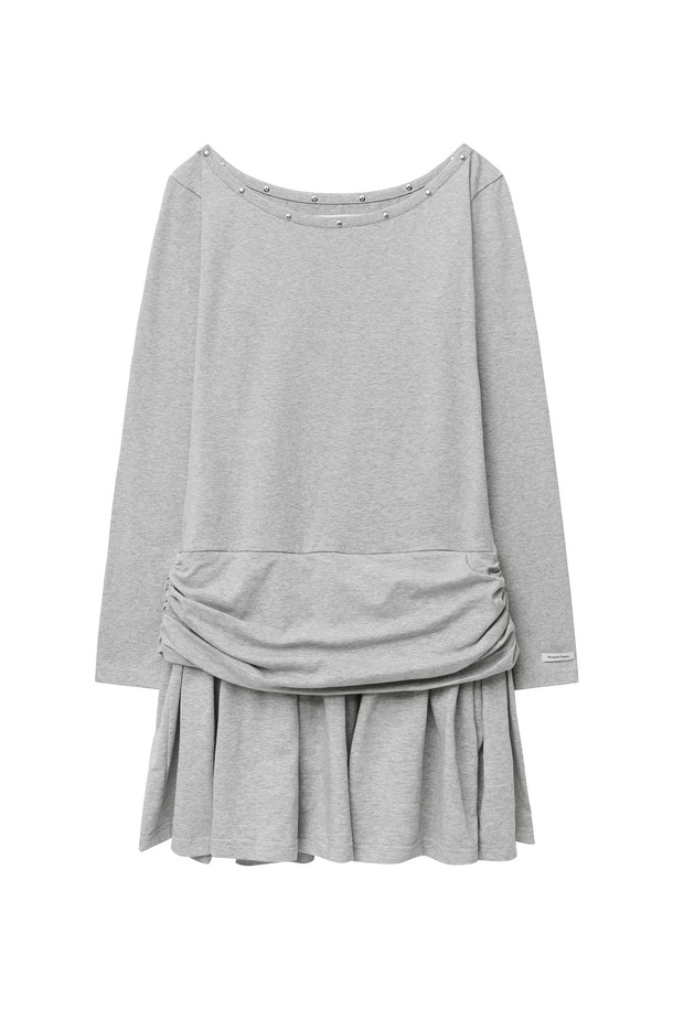 [25FW] 리벳 저지 원피스 (그레이)는 40수 면 저지 소재로 제작되어 부드러운 촉감을 선사합니다. 슬림핏 디자인과 라운드넥으로 미니멀하고 베이직한 스타일을 연출하며, 허리 길이를 조절하여 다양한 핏으로 활용할 수 있습니다. 간절기부터 겨울까지 착용하기 좋으며, 긴 소매와 리벳 디테일이 포인트로 더해져 세련된 느낌을 줍니다. 데이트룩, 카페룩 등 다양한 TPO에 잘 어울리며, 미니멀, 클래식, 캐주얼 스타일을 즐겨 입는 여성분들께 추천합니다. 약간의 비침이 있을 수 있으며, 소매에는 라벨 포인트가 있습니다.
