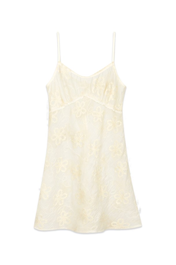 [25FW] 플로럴 레이어드 원피스 (크림)는 페미닌하고 로맨틱한 무드의 여성 레이어드 원피스입니다. 부드러운 폴리에스터와 면 혼방 소재로 제작되어 얇고 시원한 착용감을 선사하며, 플라워 패턴과 레이스 트리밍 디테일이 여성스러운 분위기를 더합니다. 스퀘어넥 디자인과 조절 가능한 어깨끈, 리본과 버튼 백클로저가 특징이며, 시스루 소재로 은은한 매력을 연출합니다. 데이트룩, 카페룩, 모임룩 등 다양한 TPO에 로맨틱, 클래식, 걸리시 스타일로 연출하기 좋습니다. 민소매 디자인으로 가을, 겨울 시즌에 레이어링하여 스타일리시하게 활용할 수 있습니다.
