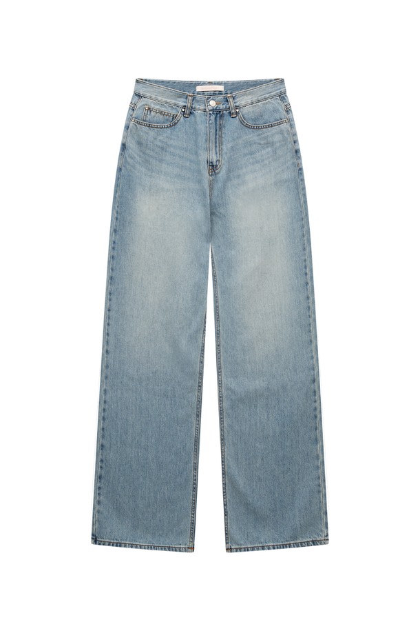[25FW] 리벳 와이드 데님 팬츠 (라이트 블루)는 캐주얼, 미니멀, 클래식 스타일을 선호하는 여성들을 위한 데님 팬츠입니다. 라이트 블루 컬러에 뻣뻣한 질감의 면 소재로 제작되었으며, 봄, 가을에 착용하기 좋습니다. 루즈핏 와이드 실루엣과 긴 기장으로 편안함과 스타일을 동시에 잡았습니다. 리벳 디테일, YKK 지퍼, 캔톤 버튼, 가죽 로고 패치가 특징이며, 동네 마실룩, 쇼핑룩, 카페룩 등 다양한 TPO에 활용할 수 있습니다.
