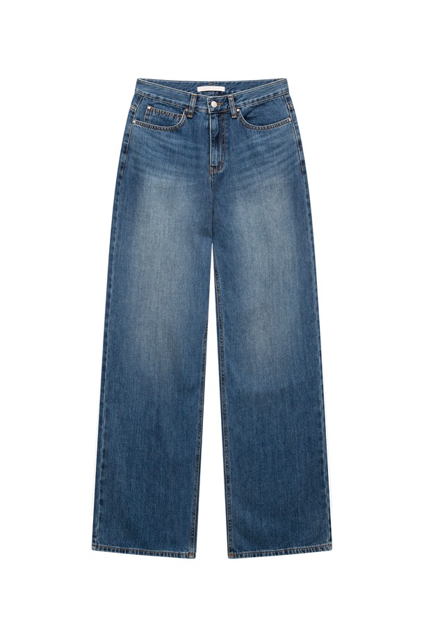 [25FW] 리벳 와이드 데님 팬츠 (블루)는 캐주얼한 스타일의 여성 데님 팬츠입니다. 가을, 겨울 시즌에 적합하며, 뻣뻣한 촉감의 데님 소재로 제작되어 탄탄한 착용감을 선사합니다. 와이드핏 디자인에 무지 패턴으로 제작되어 미니멀하고 클래식한 무드를 연출합니다. YKK 지퍼, 캔톤 버튼, 가죽 로고 패치, 리벳 디테일로 포인트를 더했으며, 겨울 데일리룩, 쇼핑룩, 카페룩 등 다양한 TPO에 활용하기 좋습니다.
