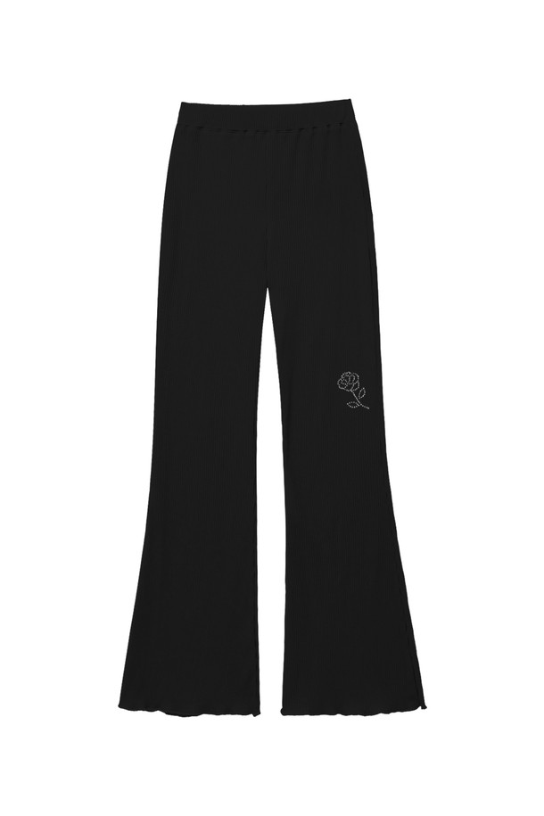 [25FW] 로즈 부츠컷 팬츠 (블랙)는 우아하고 클래식한 스타일을 연출하는 여성용 부츠컷 팬츠입니다. 가을과 겨울에 어울리는 톤의 블랙 컬러에 로즈 플라워 패턴을 더해 로맨틱한 분위기를 자아냅니다. 신축성 있는 립 소재로 제작되어 편안한 착용감을 제공하며, 레귤러핏으로 다리 라인을 자연스럽게 잡아줍니다. 일상, 데이트, 모임 등 다양한 TPO에 활용 가능하며 미니멀, 클래식 스타일을 선호하는 분들께 추천합니다.
