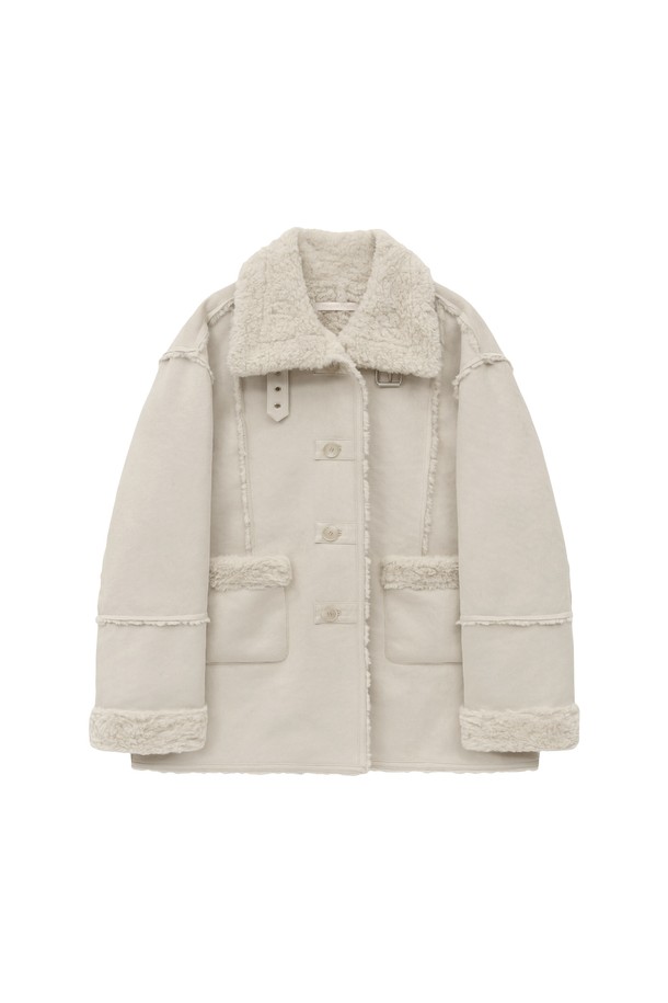 [25WINTER] 버클 스웨이드 무스탕 (라이트 그레이)는 여성 의류로, 겨울철 캐주얼 및 미니멀 스타일 연출에 적합합니다. 부드러운 스웨이드 소재로 제작되었으며, 두꺼운 두께감으로 따뜻함을 제공합니다. 오버핏 디자인에 버클 디테일이 더해져 포인트를 줍니다. 라이트 그레이 컬러의 무지 디자인으로 다양한 룩에 활용하기 좋으며, 긴 소매 기장과 레귤러 기장으로 편안하게 착용할 수 있습니다.
