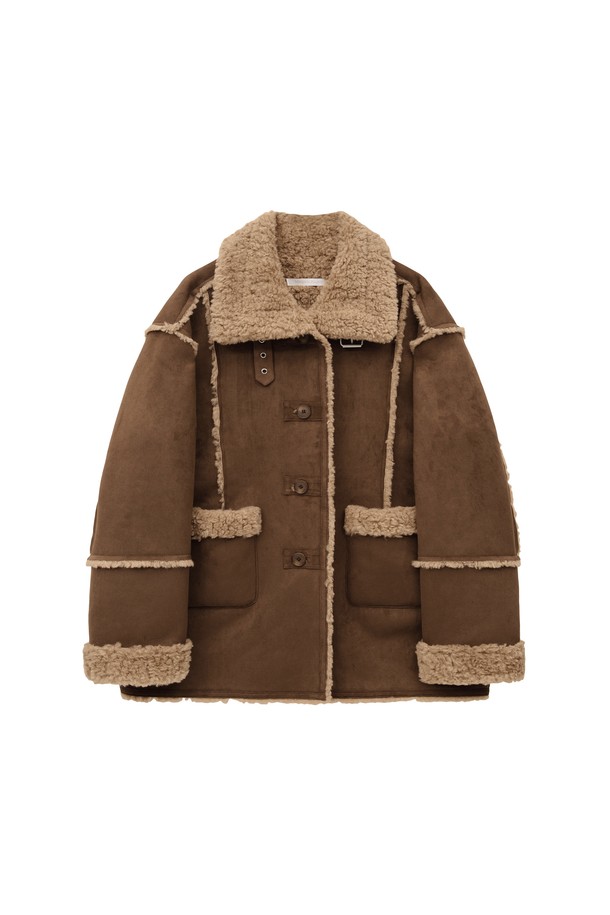 [25WINTER] 버클 스웨이드 무스탕 (브라운)은 부드러운 스웨이드 소재와 두꺼운 두께감으로 겨울철 따뜻함을 선사하는 여성용 자켓입니다. 브라운 컬러의 무지 디자인에 레귤러핏으로 제작되어 캐주얼, 클래식, 미니멀 스타일 모두 소화 가능합니다. 크롭 기장과 긴 소매, 버클 여밈 디테일이 특징이며, 넥 라인에는 퍼 트리밍을 더해 포근한 느낌을 강조했습니다. 일상에서 편안하게 착용하며 스타일리시함을 더할 수 있는 아이템입니다.
