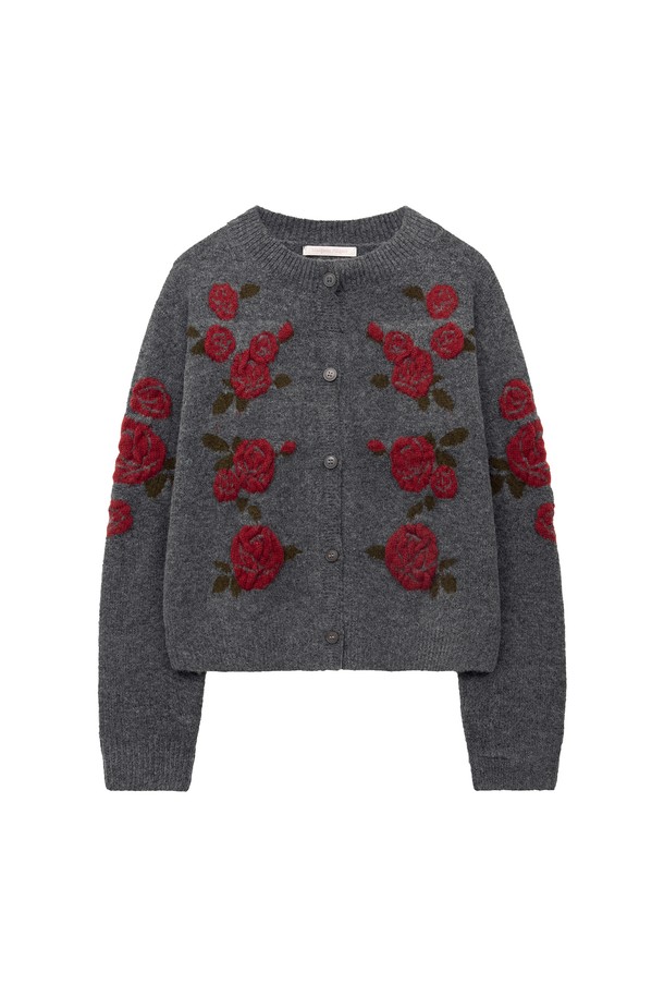 [25WINTER] 로즈 자카드 가디건 (GREY)은 부드러운 울 소재로 제작되어 겨울철 따뜻함을 선사하는 여성용 니트/스웨터입니다. 우아한 스타일을 연출하는 긴 소매의 라운드넥 카디건으로, 섬세한 로즈 플라워 자카드 패턴이 돋보입니다. 레귤러핏과 두꺼운 두께감으로 편안하면서도 포근한 착용감을 제공하며, 데이트룩 및 모임룩에 적합합니다. 클래식, 로맨틱, 미니멀 스타일 모두 소화 가능한 매력적인 아이템입니다.
