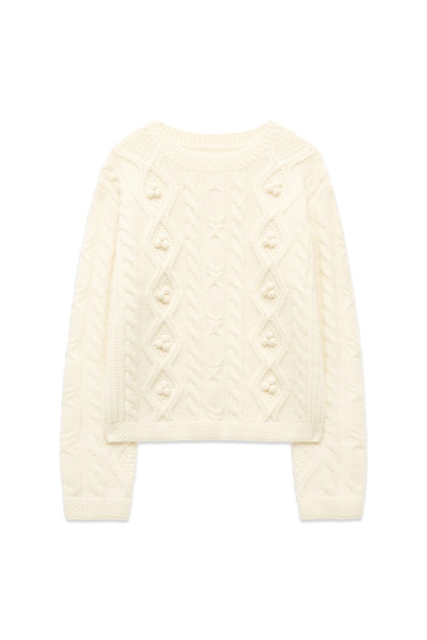 [25WINTER] 아가일 폼폼 니트 (아이보리)는 여성용 상의로, 겨울철 데이트룩과 모임룩에 잘 어울립니다. 부드러운 울 소재의 레귤러핏 라운드넥 니트이며, 아가일 패턴과 폼폼 디자인이 특징입니다. 긴소매 기장과 두꺼운 두께감으로 따뜻함을 더하며, 캐주얼, 클래식, 미니멀 스타일 연출에 용이합니다. 아이보리 컬러는 다양한 하의와 매치하기 쉬워 활용도가 높습니다.
