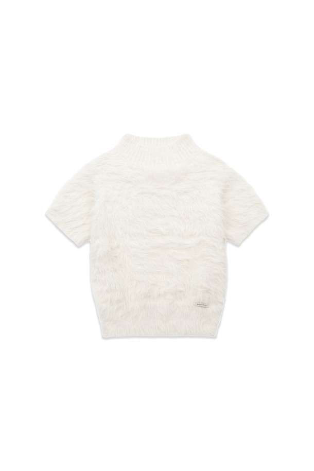 [25WINTER] 헤어리 하이넥 니트 (아이보리)는 겨울 시즌, 우아한 스타일을 연출하기 위한 여성용 니트입니다. 앙고라 소재 특유의 부드러운 촉감과 털털한 텍스처가 특징이며, 하이넥 디자인과 크롭 기장으로 세련된 실루엣을 선사합니다. 데이트룩, 모임룩, 연말 모임룩 등 다양한 TPO에 활용 가능하며, 클래식, 로맨틱, 미니멀 스타일을 즐겨 입는 분들께 추천합니다. 반소매 기장과 두꺼운 두께감으로 따뜻하면서도 스타일리시하게 연출할 수 있습니다.
