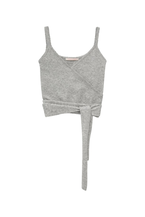 **[25WINTER] KNIT TIE BUSTIER (멜란지)**는 부드러운 니트 소재로 제작된 여성용 니트 버스티에입니다. 멜란지 그레이 컬러의 슬림핏 디자인으로, 페미닌하고 클래식한 스타일을 연출합니다. 스퀘어 넥과 민소매 디자인으로, 타이 디테일을 더해 포인트를 주었습니다. 데일리룩, 데이트룩, 모임룩, 소개팅룩 등 다양한 TPO에 활용 가능하며, 화이트 셔츠와 레이어드하여 클래식하고 미니멀한 무드를 완성할 수 있습니다. 겨울 시즌에 따뜻하고 세련된 스타일을 연출해보세요.
